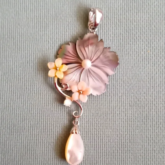 PEACOCK MOTHER OF PEARL FLORAL PENDANT - Picture 1 of 7
